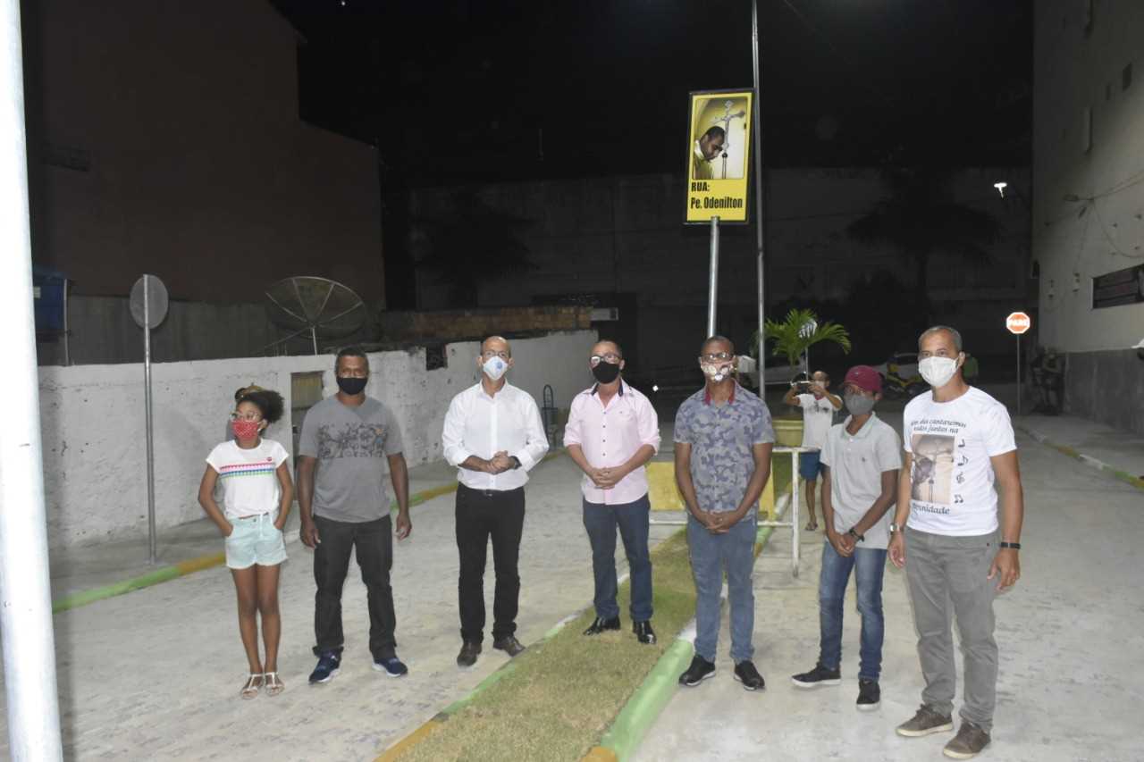 Nova Via de acesso da Rua Carlos Gomes é inaugurada e leva o nome do Pe. Odenilton
